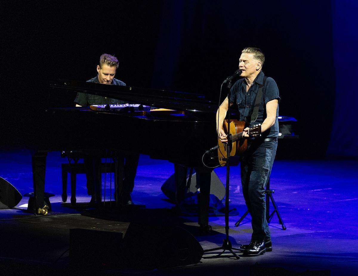 Adams acompañado de su pianista habitual, Gary Beit.