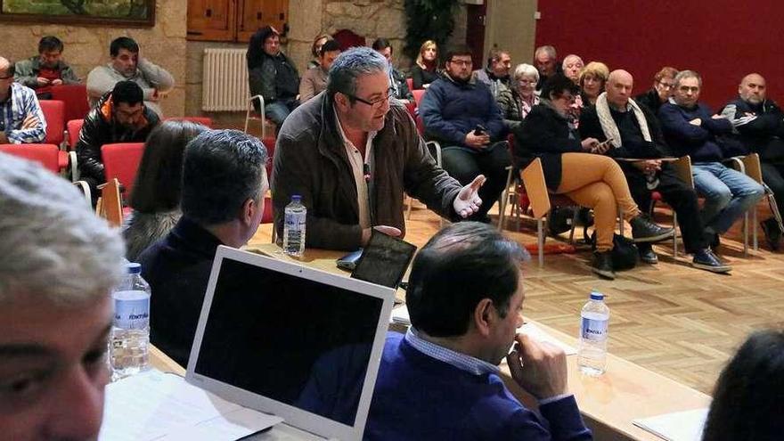 Intervención de Luis Álvarez, presidente de una de las dos asociaciones de taxistas, en el pleno. // A. H.