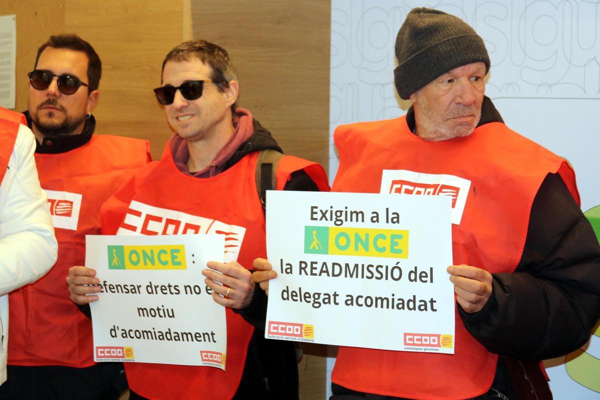 Les fotos de la protesta de CCOO a les oficines de l'ONCE a Girona