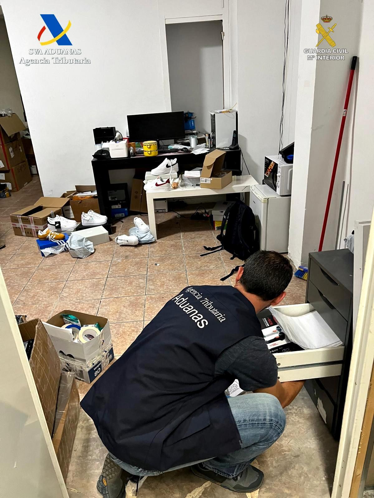 Material intervenido en una tienda outlet de Valencia.