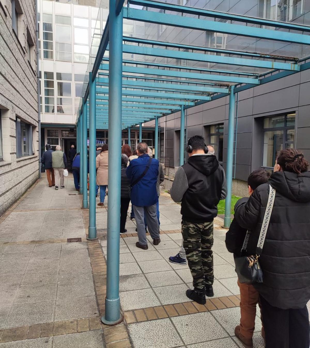 Cola de pacientes en San Roque.
