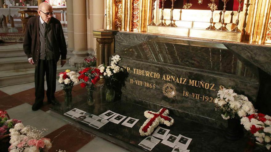 El padre Vicente Luque, vicepostulador de la causa de beatificación del padre Tiburcio Arnaiz, ayer, ante la tumba  del futuro beato en la iglesia del Sagrado Corazón.