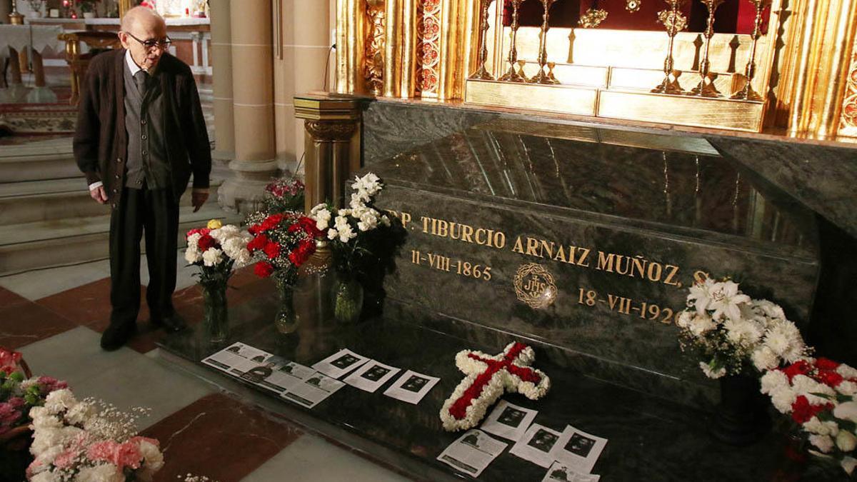 El padre Vicente Luque, biógrafo del padre Tiburcio Arnaiz, ante la tumba del jesuita en 2017.