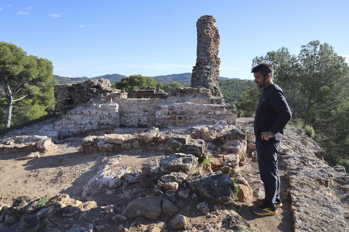 El arqueólogo muestra lo que se ha excavado.