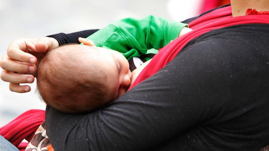 Madre amamantando a su bebé en una reivindicación por la lactancia materna.