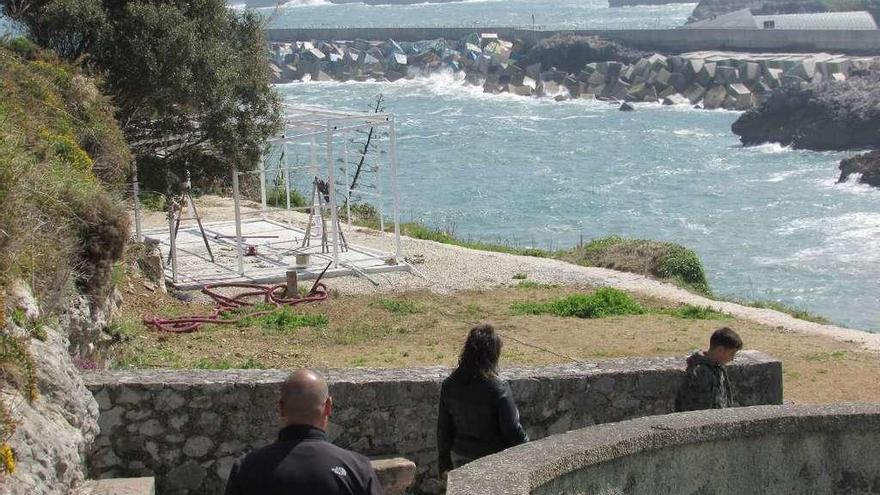 La instalación del chiringuito de El Sablón, junto a las escaleras que suben al paseo de San Pedro, ayer.