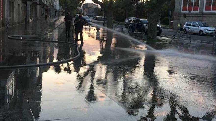 Operarios baldean la zona cerca a la plaza de abastos. // S.A.