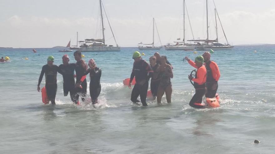Vergara y diez deportistas nadan desde la Savina a ses Salines por un reto solidario