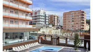 Fachada interior y piscina del hotel Mediterranean Sand de Lloret de Mar.