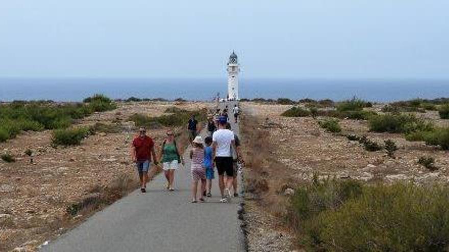 Acceso al faro de es Cap de Barbaria, donde iba a instalarse un chiringuito.