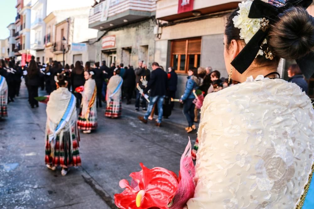 Miles de fieles han acompañado la imagen de Santa Águeda hasta su ermita en un camino jalonado por puestos de dulces