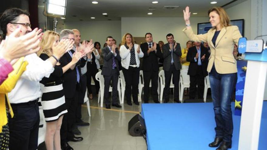 María Dolores de Cospedal saluda después de su intervención en la inauguración de la sede electoral del PP. | sabrina ceballos