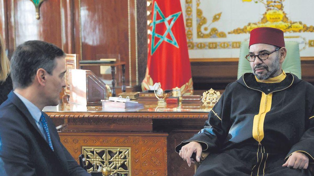 El rey de Marruecos, Mohamed VI, recibe a Pedro Sánches en el palacio real de Rabat, el pasado 7 de abril.
