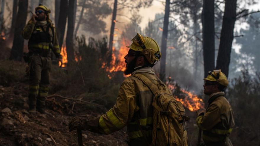 Efectivos contraincendios trabajan en el fuego de La Culebra.