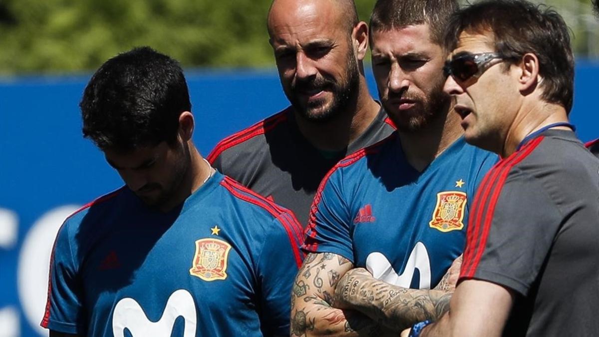 Lopetegui habla con Isco y Ramos, mientras Reina está en segundo término.