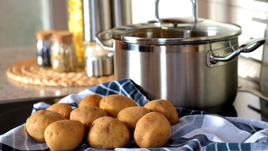 Cuece las papas en cuatro minutos gracias a este truco de cocina