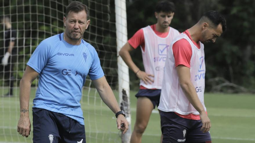 Manuel Mosquera y la visita al Mérida: &quot;Conseguir la primera victoria es ya un objetivo de cabezonería&quot;