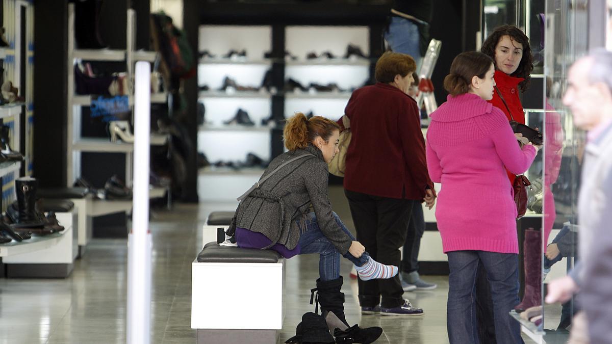 Clientes comprando en comercios.