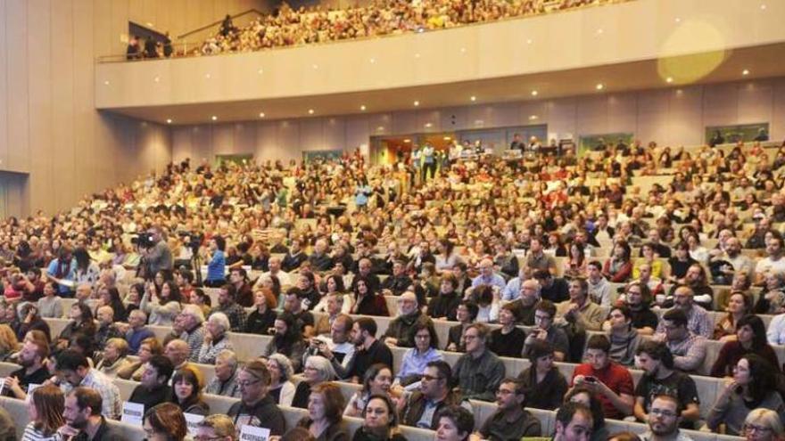 El auditorio de Palexco, ayer, lleno antes de comenzar el encuentro &#039;Cidades polo ben común&#039;