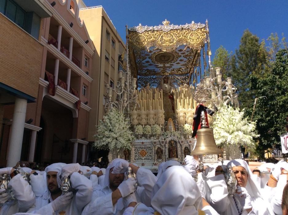 La Hermandad del Jesús Nazareno de los Pasos y María del Rocío Coronada abre los cortejos del día desde el entorno de la plaza de la Victoria