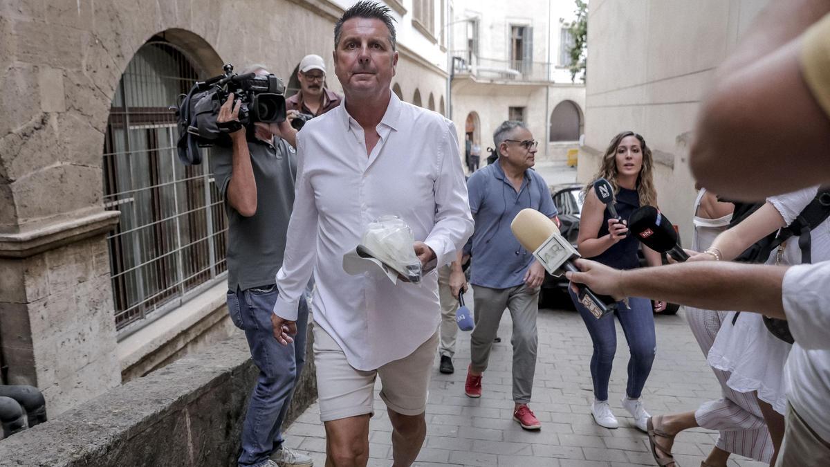 El dueño del Medusa Beach, Christian Arnsteiner, sale del juzgado de Palma en 2024.