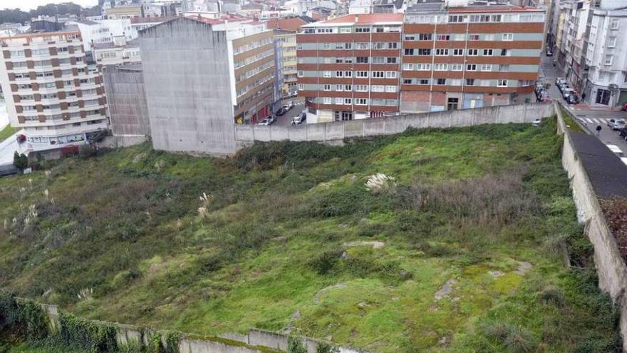 Vista de los terrenos donde estaba el antiguo convento de las Adoratrices, en el Agra do Orzán.