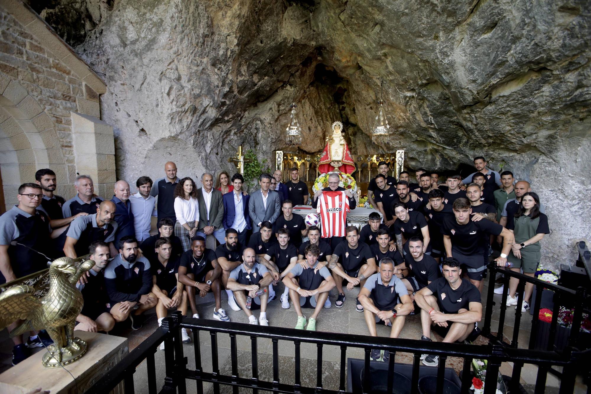 La visita de los jugadores del Sporting a la Santina, en imágenes