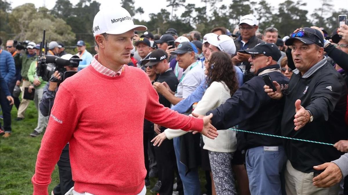 Justin Rose saluda a los espectadores durante la primera ronda del Open de EEUU