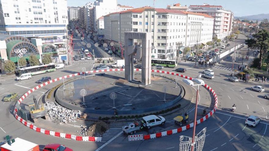 Arrancan las obras en Praza América, esta mañana. // J. LORES