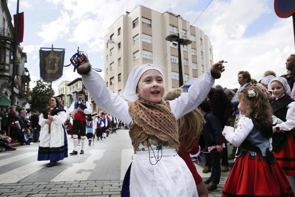 Desfile en Pola de Siero para celebrar los Güevos Pintos