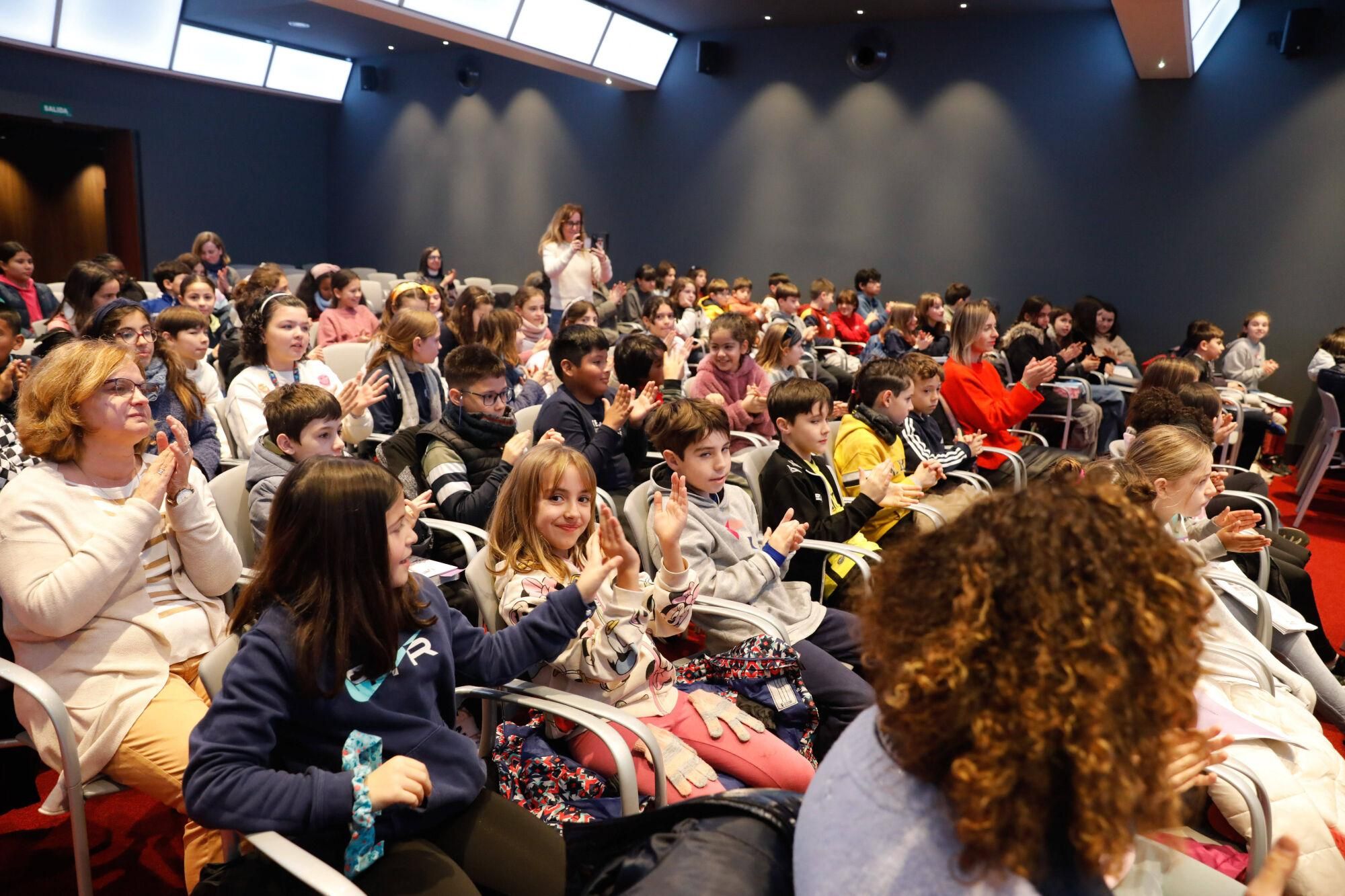 EN IMÁGENES: La escritora Mónica Rodríguez, en el Club LA NUEVA ESPAÑA con alumnos del colegio Gesta