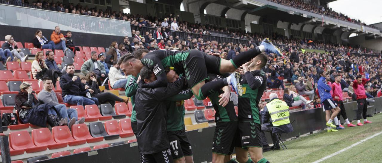 Los jugadores del Elche celebran uno de sus tres goles en su último partido el 8 de marzo en Vallecas (2-3).