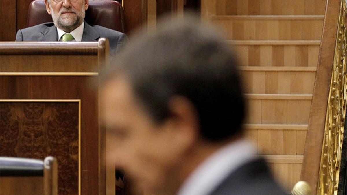 Rajoy observa a Zapatero desde su escaño, ayer, en el Congreso. (JOSÉ LUIS ROCA)