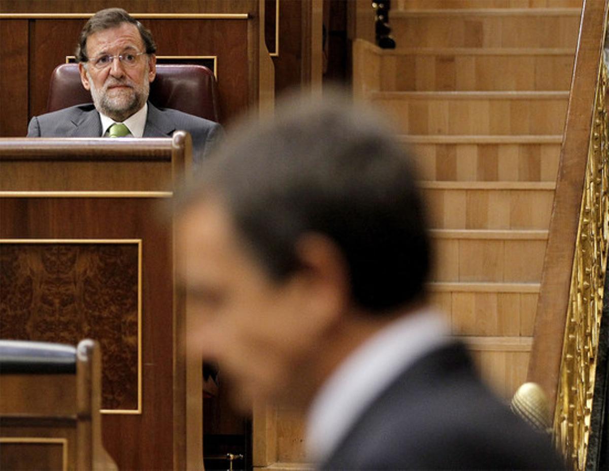 Rajoy observa a Zapatero desde su escaño, ayer, en el Congreso. (JOSÉ LUIS ROCA)