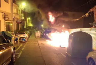 Incendian tres contenedores en Panadeira