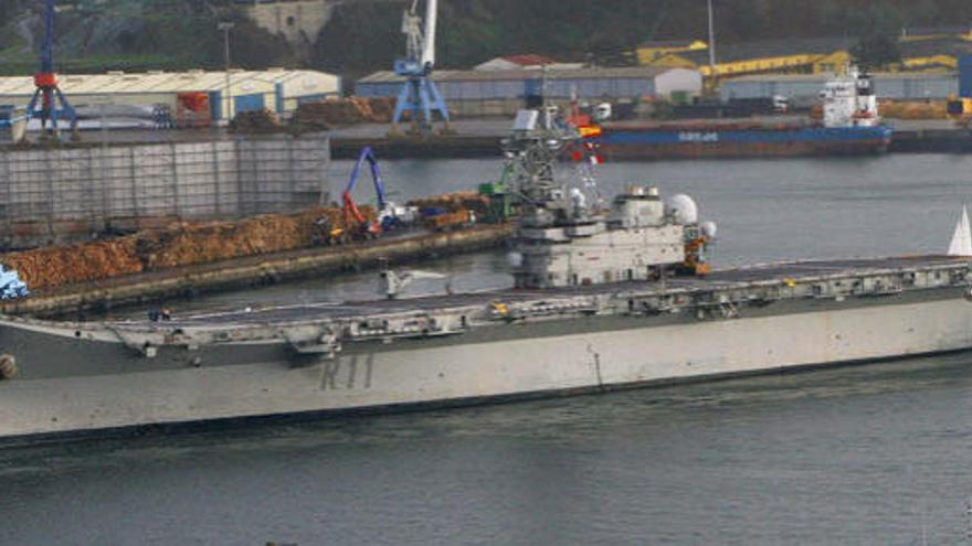 El portaaviones Príncipe de Asturias en la ría de Ferrol