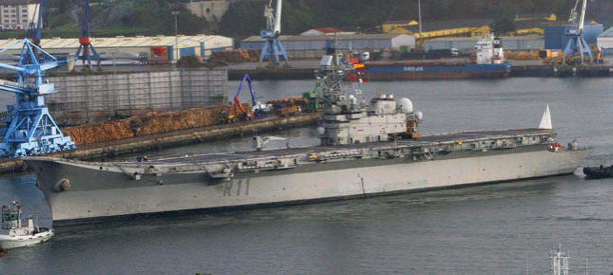 El portaaviones Príncipe de Asturias en la ría de Ferrol