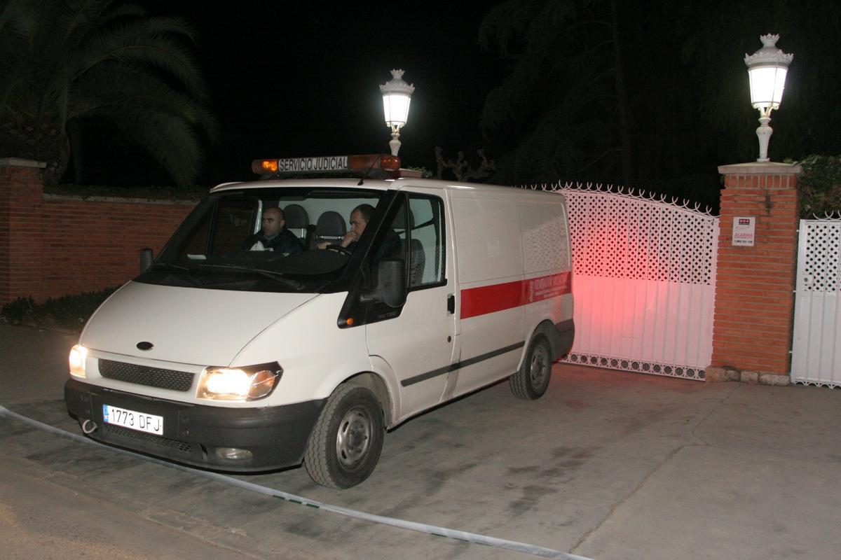Un furgón de los servicios judiciales, frente a la puerta del chalet en 2006.