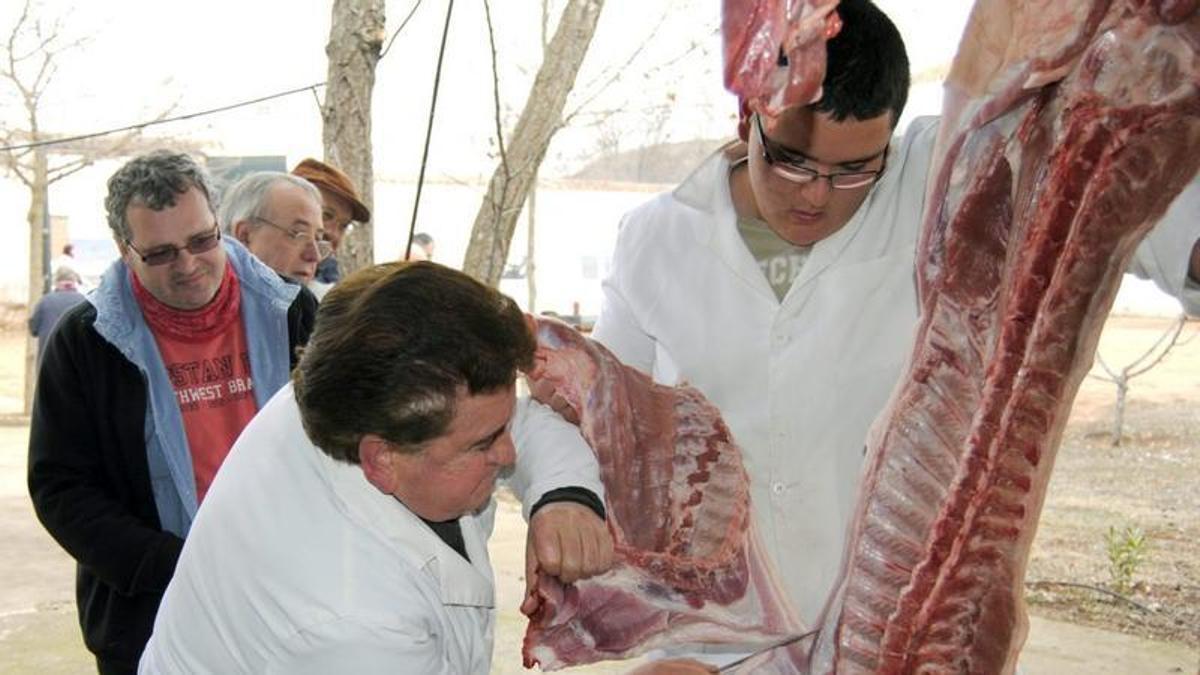Un matarife despieza un cerdo en una matanza domiciliaria.