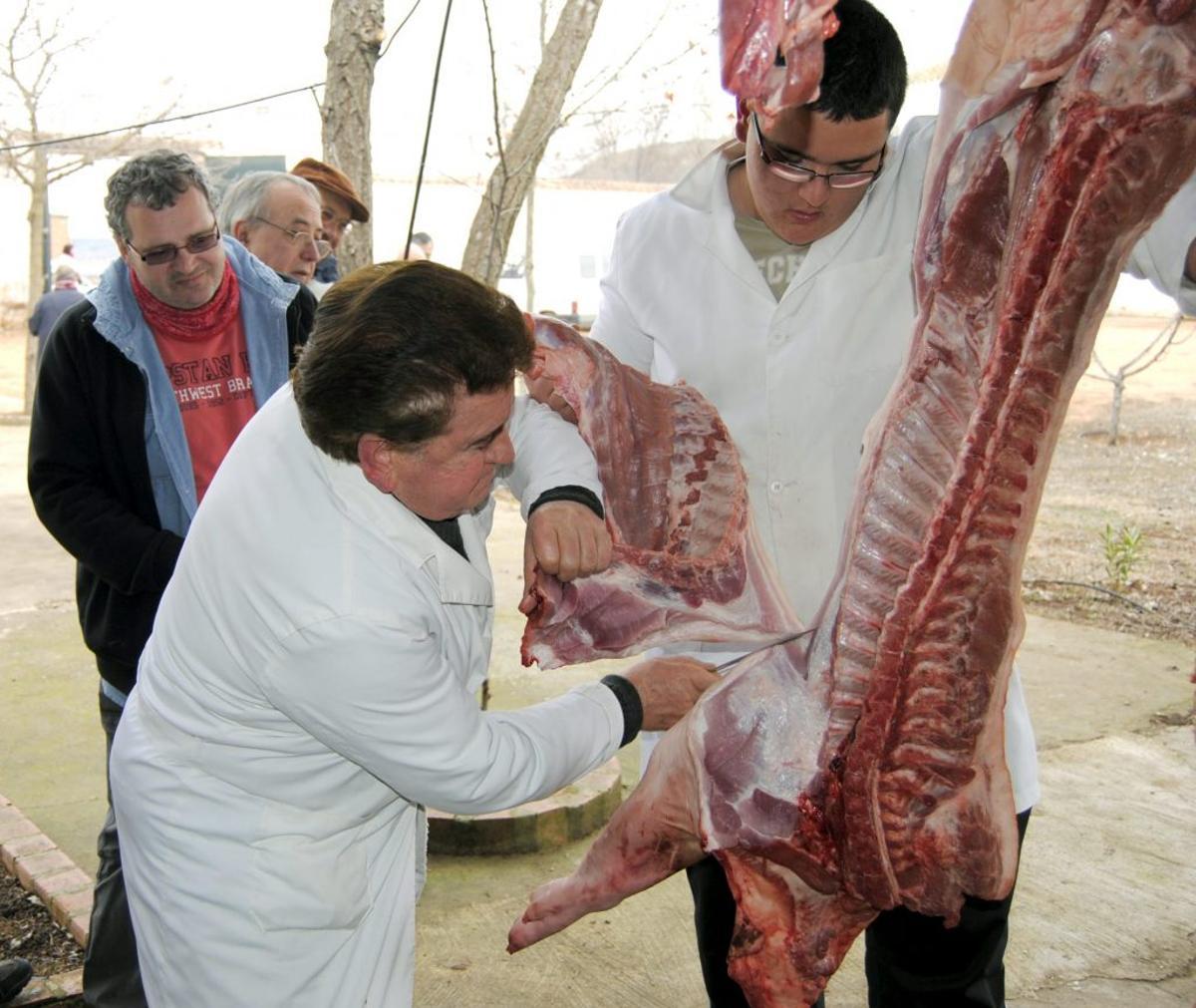 Un matarife despieza un cerdo en una matanza domiciliaria.