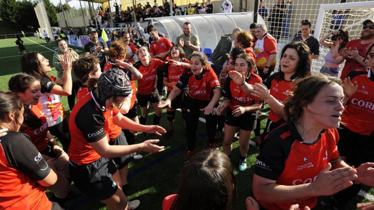 Las “abellonas” celebran el título de liga. |  // BERNABÉ/JAVIER LALÍN