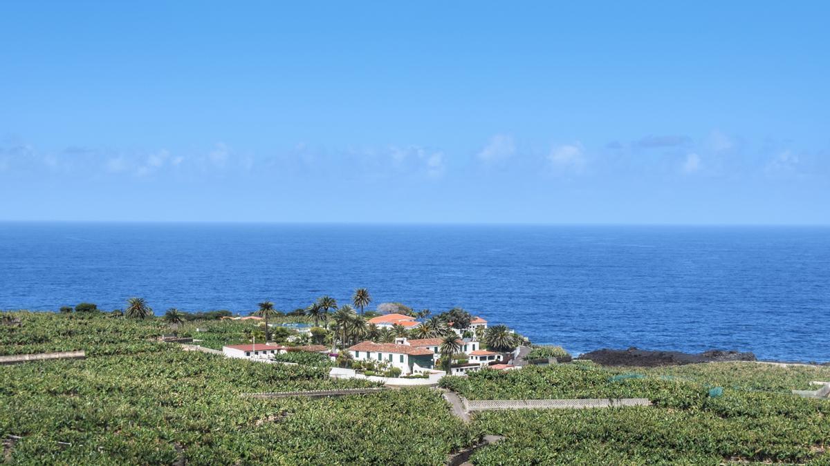 Un paisaje de la costa de Canarias en un día soleado.