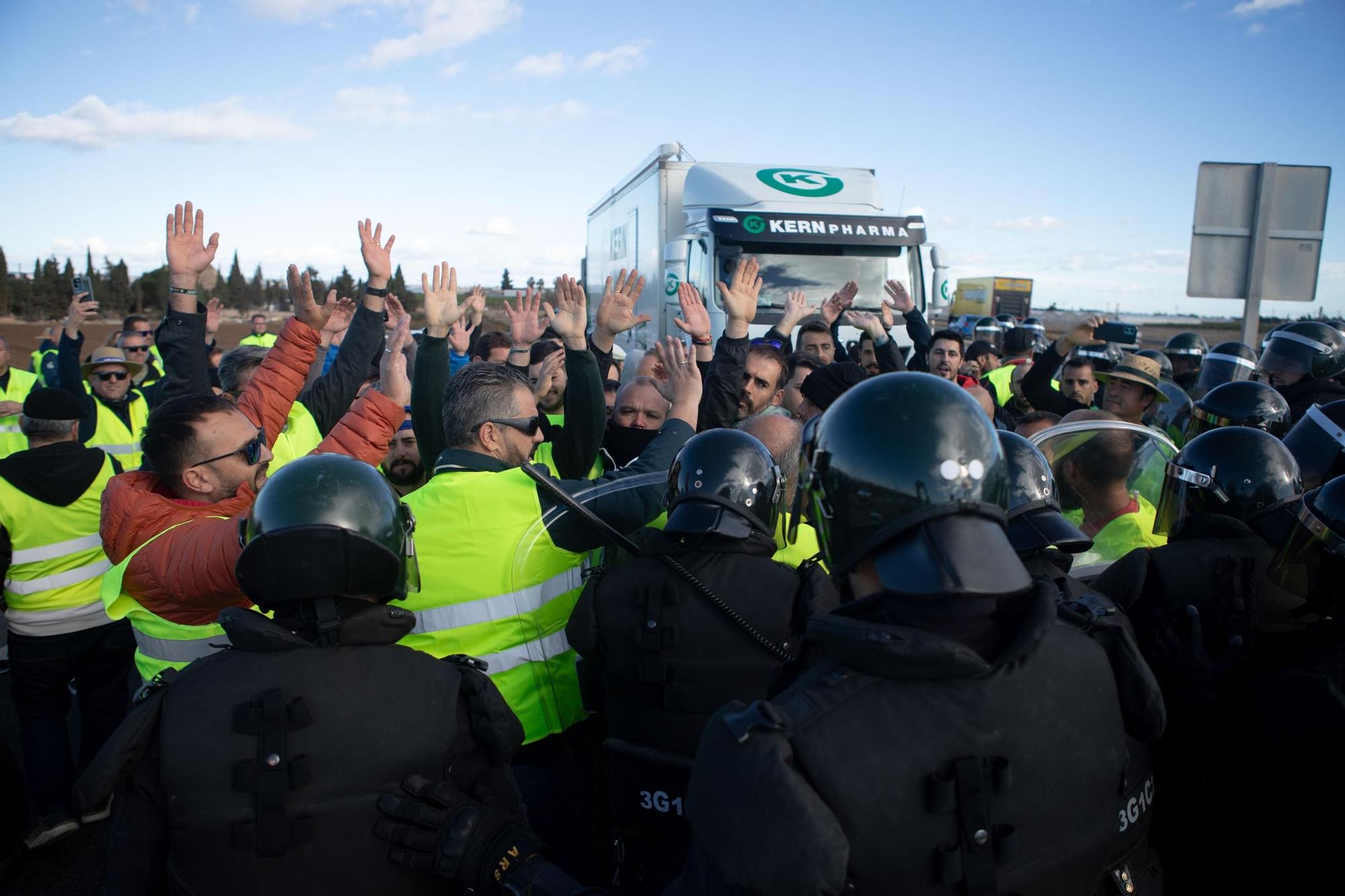 FOTOS: Las protestas de los agricultores desalojados de la AP-7 entre San Javier y Los Alcázares, en imágenes