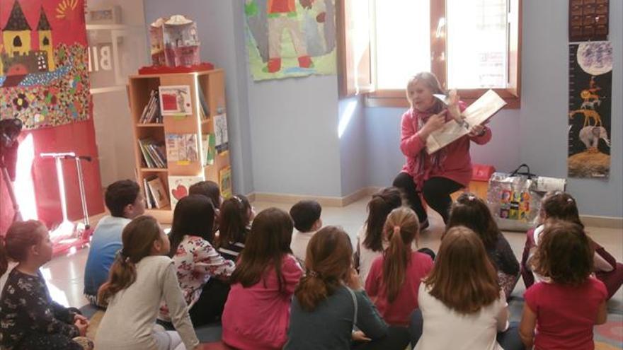 Exposiciones, lectura de libros y talleres toman la biblioteca