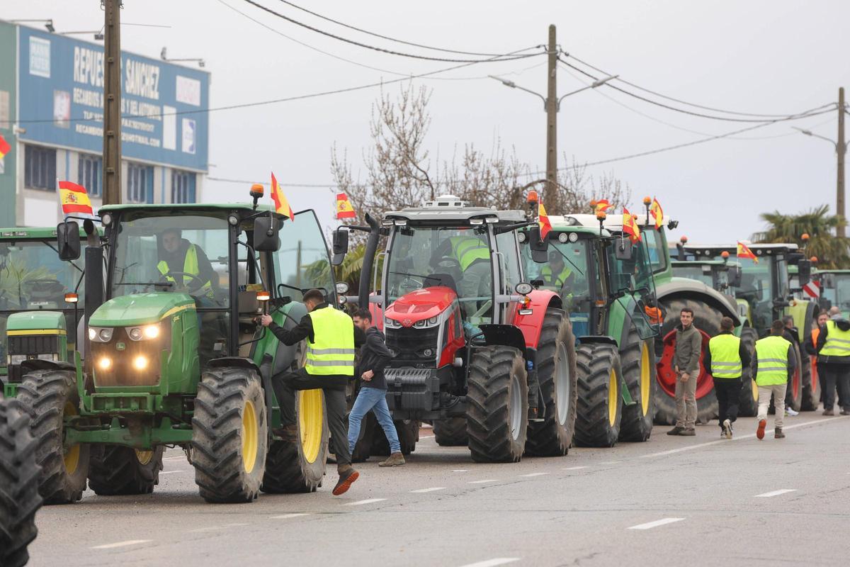 Agricultores, antes de salir desde Talayuela en la tractorada del viernes pasado.