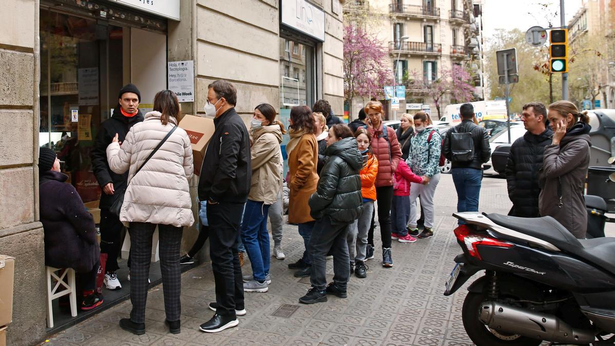 Una agencia de viajes se convierte en almacen de ropa y productos de higiene para los refugiados de Ucrania