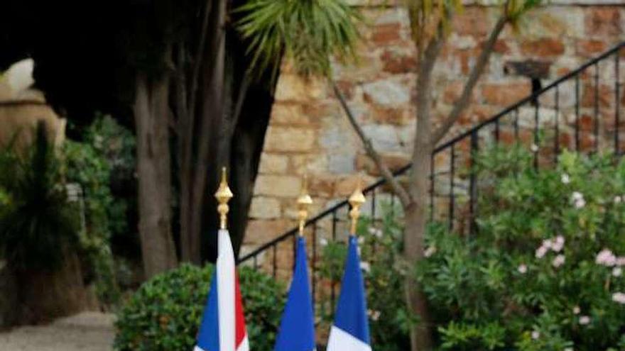 Emmanuel Macron, junto a Theresa May, en el Fuerte de Brégançon.