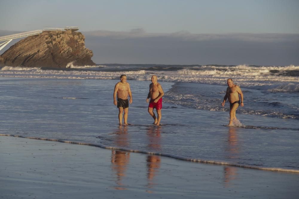 Bañistas en la playa de Salinas