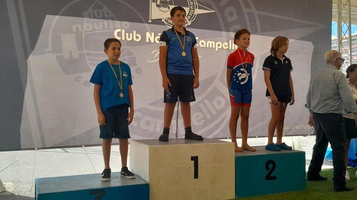 Richard Tortajada (aleví SS1), del Club Piragüisme Cullera, en el podio como ganador de su categoría.