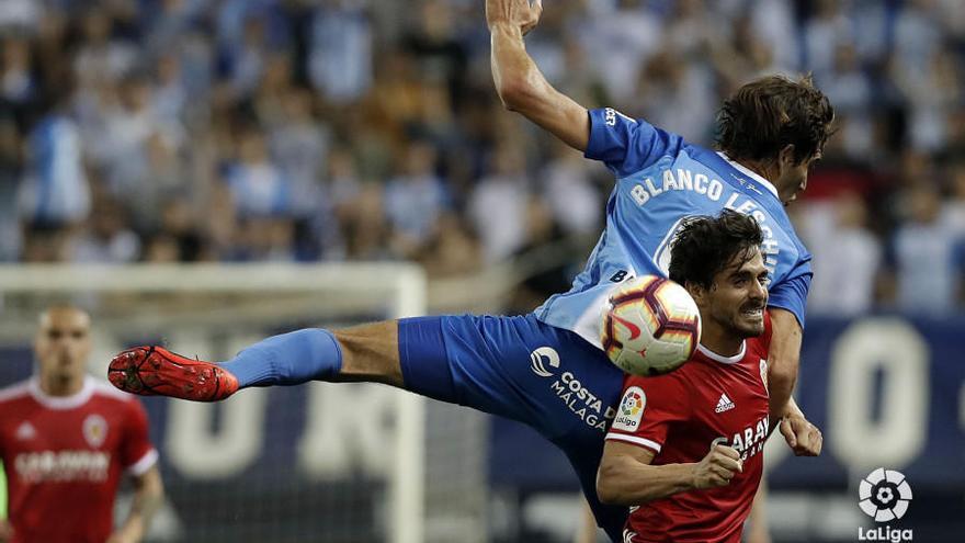 Blanco Leschuk disputa un balón en el partido ante el Zaragoza del viernes.